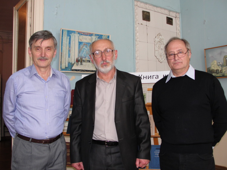 Участники презентации. Координатор проекта Александр Соляров. переводчик Казбек Мамукаев, директор СПб РБО Андрей Овсянников.jpg